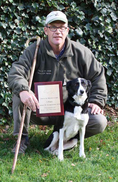 Hans-Jürgen Werbke mit Hütehund und Urkunde
